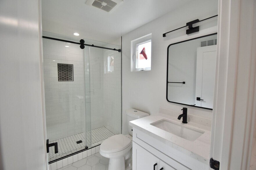 Building Photo - 14830 Dickens St