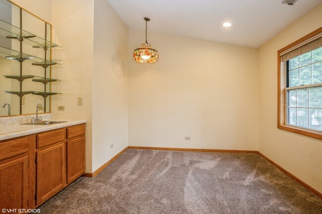 Building Photo - 583 W Parkside Dr