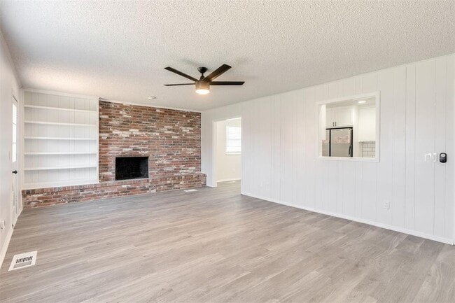 Building Photo - 11715 N Francis Ave