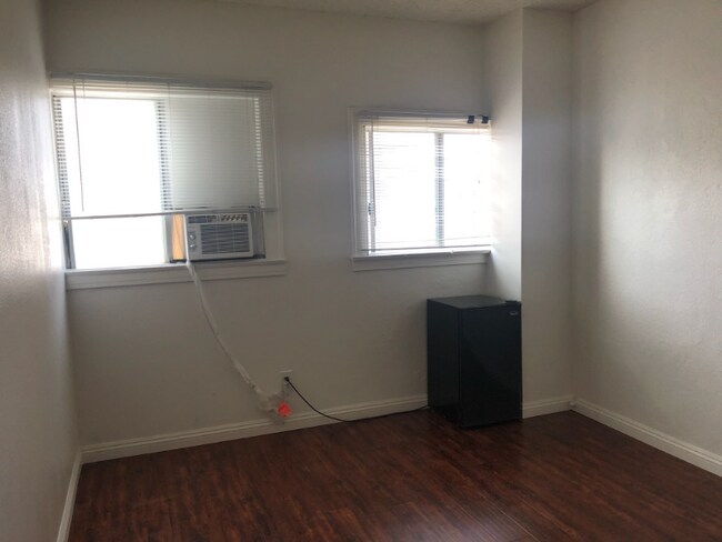 Building Photo - 1831 11th Pl