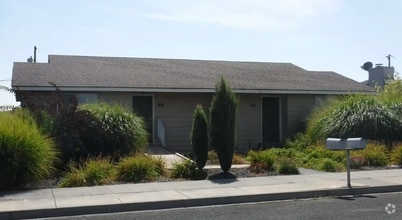 Building Photo - Duplex For Rent
