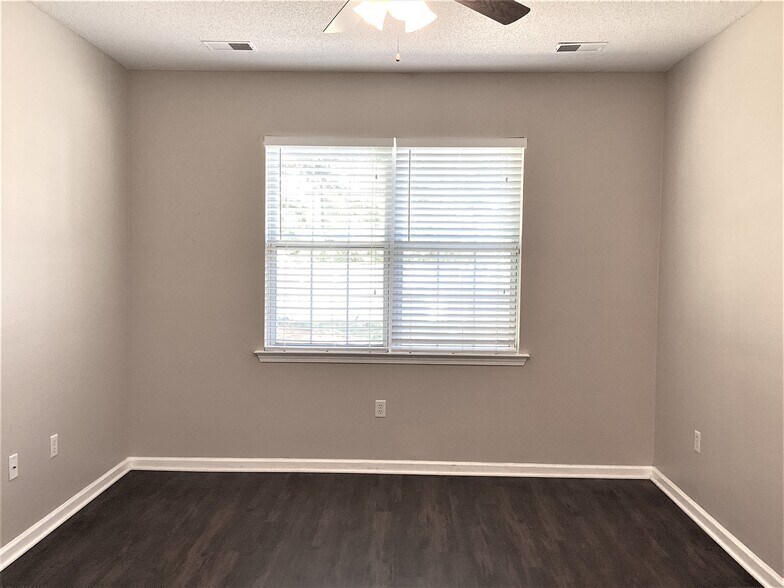 Building Photo - 305 Antigua Dr