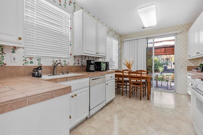 Building Photo - CHARMING 2 BEDROOM & 2 BATHROOM DUET! LOVE...