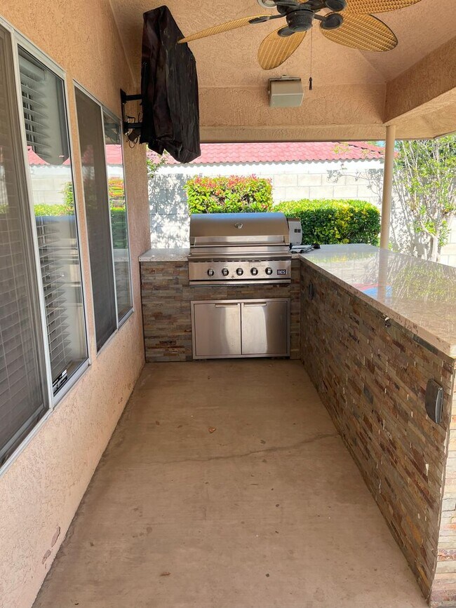 Building Photo - Beautiful 4 Bedroom 2 Bath Home with Pool.
