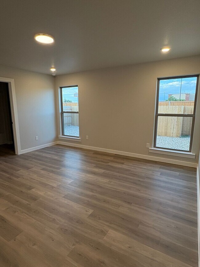 Building Photo - Comfort and Style Blend in Willowbend!
