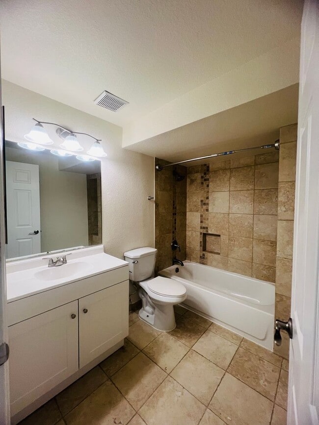 Building Photo - 4 bedroom 2 bath close to Fort Carson