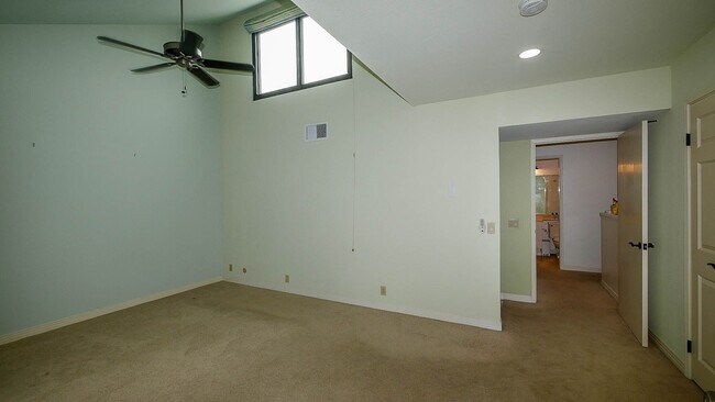 Building Photo - Stylish Sea Colony 3-Level Townhome!