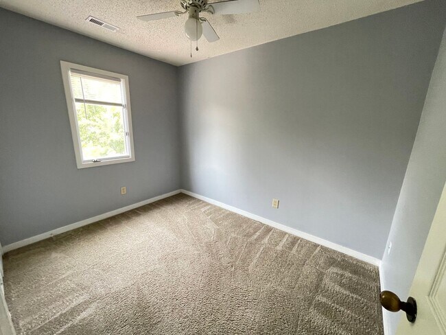 Building Photo - Updated, spacious 4br 2ba condo within wal...