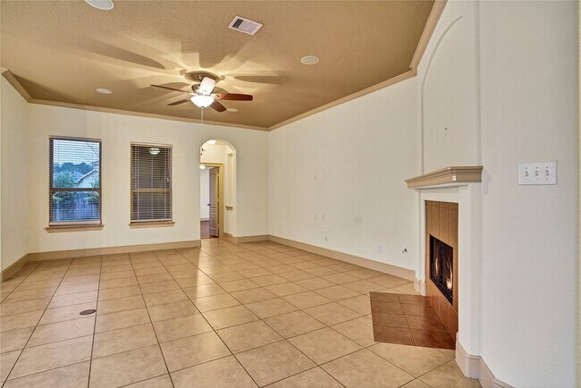 Building Photo - 10 Tallgrass Way