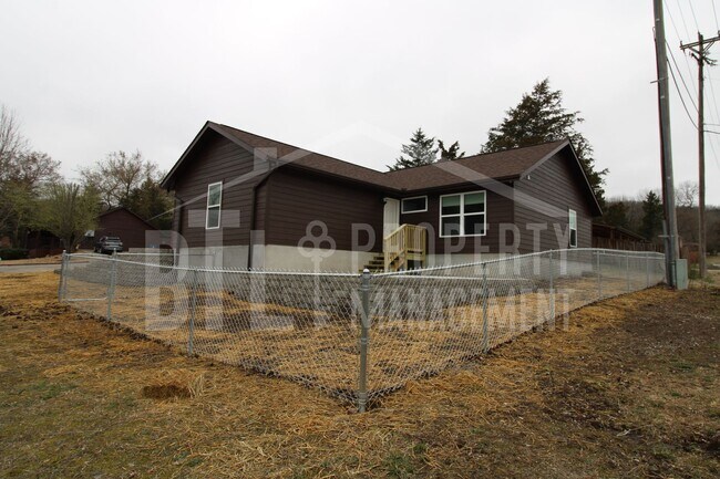 Building Photo - Beautiful 3 Bedroom Home with Fenced Yard in Hollister