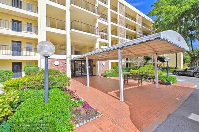Building Photo - 2751 N Palm Aire Dr