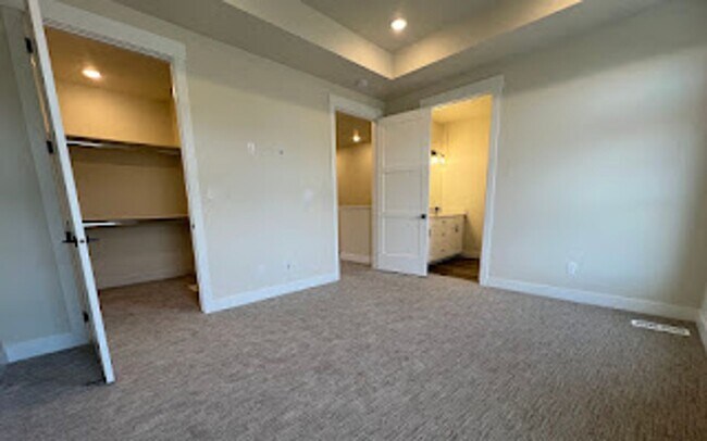 Building Photo - 899 S Lincoln Ave