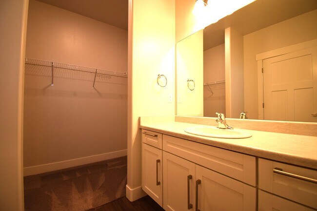 Building Photo - Bright 3 bed Condo with Pool, HOA, and Great Amenities!!
