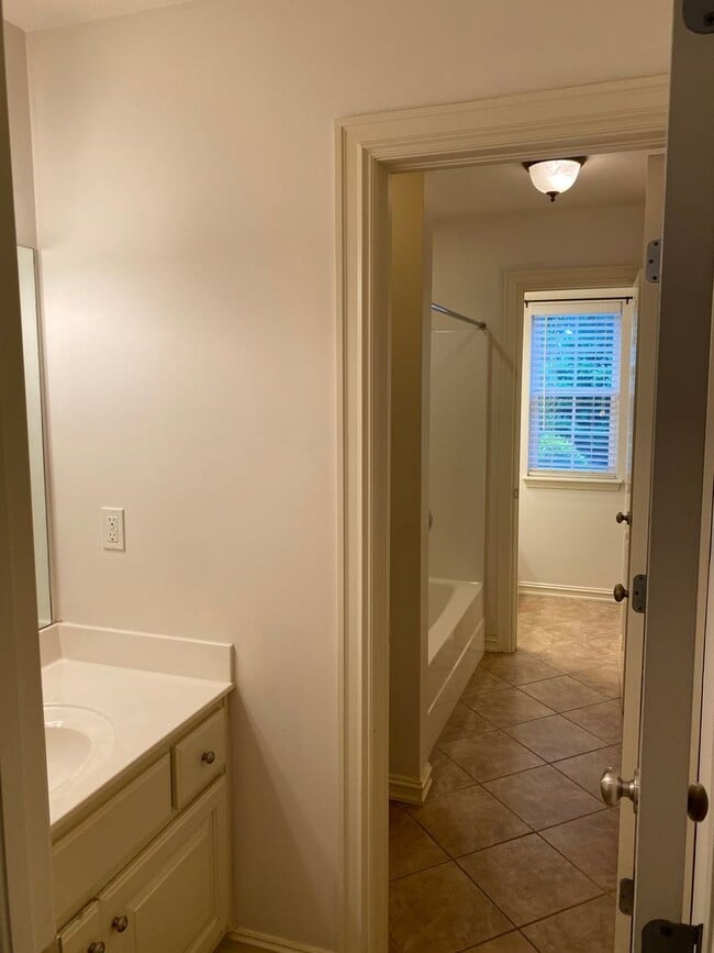 Building Photo - Lovely Stone/Stucco Home Nestled In Cul-De...