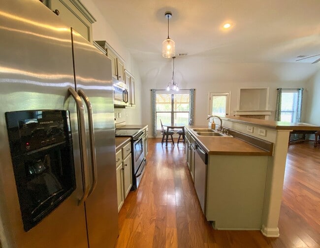 Building Photo - 3 bedroom 2 bath with a Bonus room in Arli...