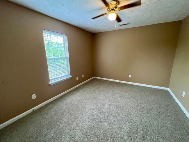 Building Photo - 3 Bedroom 2.5 Bath Home in Oxford Hall - South Murfreesboro *New Carpet*
