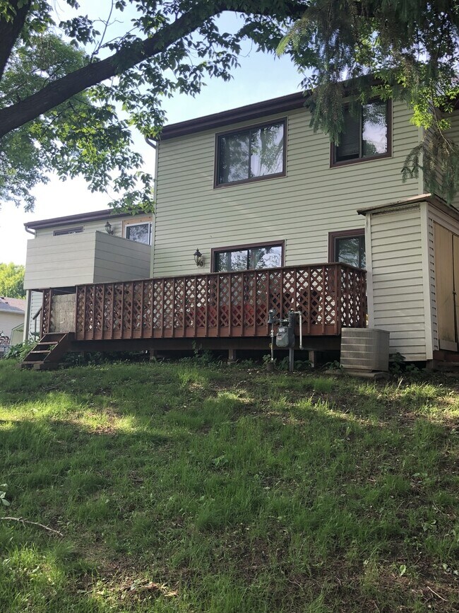 Building Photo - Three Bedroom, one-and-a-half-bathroom Townhome in NW Rochester MN