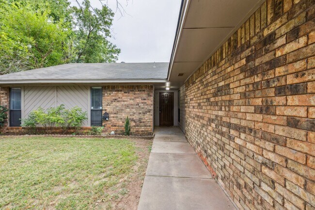 Building Photo - Welcome to this charming 3-bedroom, 2-bath...