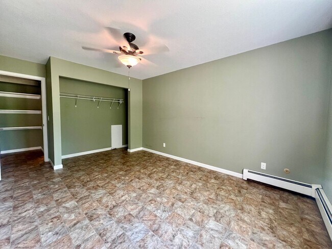 Building Photo - 1 Bedroom, 1 Bathroom Apartment In Desirable Location!