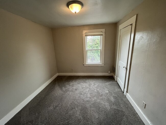 Building Photo - Four bedroom one bathroom home for rent