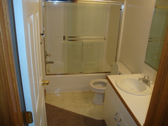 Building Photo - Great 4 bed Duplex