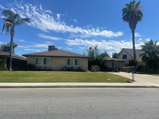 Primary Photo - Spacious 4-Bedroom Home with Bonus Rooms N...