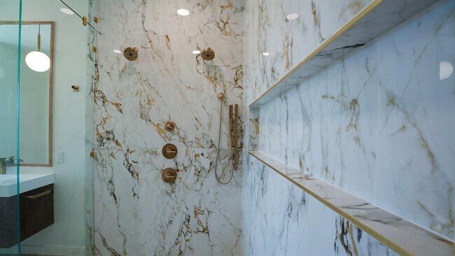 Building Photo - 605 N Idaho Ave