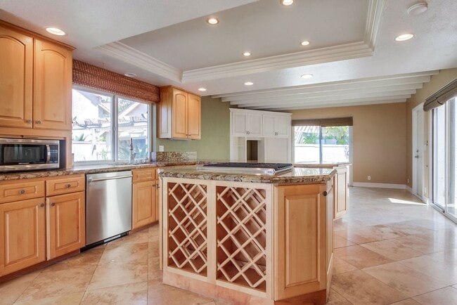 Building Photo - Fantastic ocean views in this spectacular ...