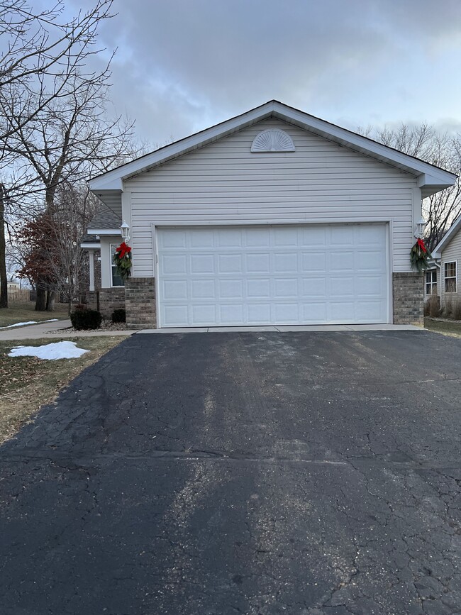 Attached garage - 2109 Albemarle Ct N