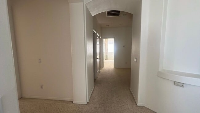 Building Photo - West Palmdale Home in Golf Course
