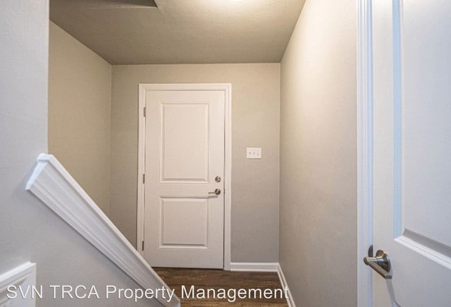 Building Photo - 604 Carriage Hill