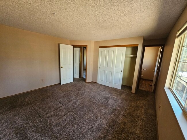 Building Photo - Roomy Ranch in Gladstone