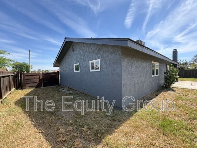 Building Photo - 609 S Acacia Dr