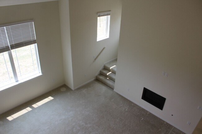 Building Photo - Chatfield Bluffs Condo w/ 3 BR/3 BA!!