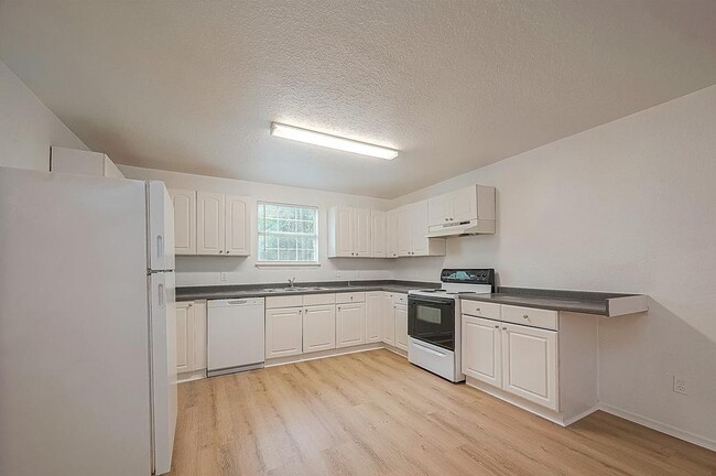 Building Photo - 2051 Santa Rosa St