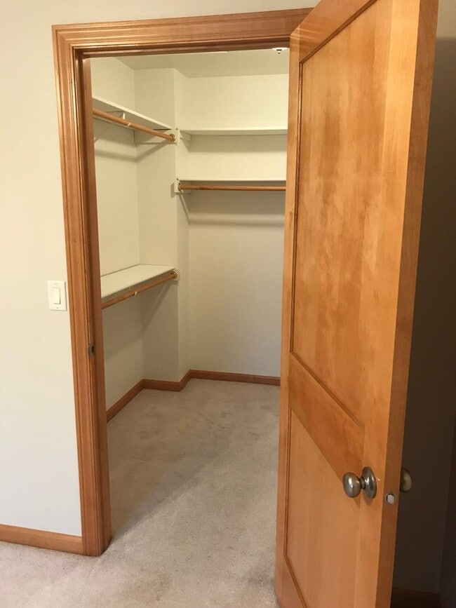 Building Photo - 2100 River Point Ct