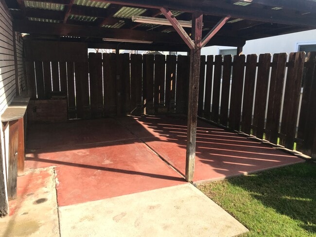 Building Photo - Beach House with Big Garage