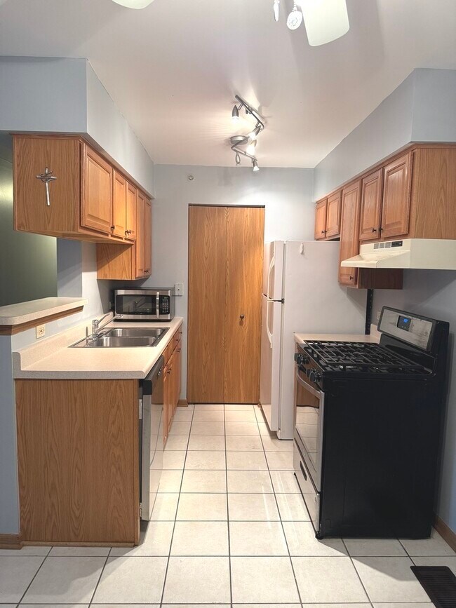 Building Photo - 727 Elm Ln