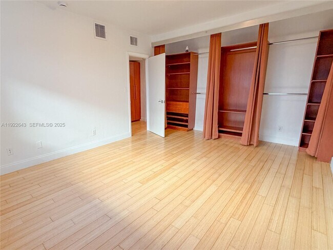 Building Photo - 10101 W Bay Harbor Dr