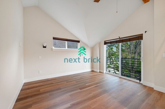 Building Photo - Stunning 2BR and 3BA single family with la...