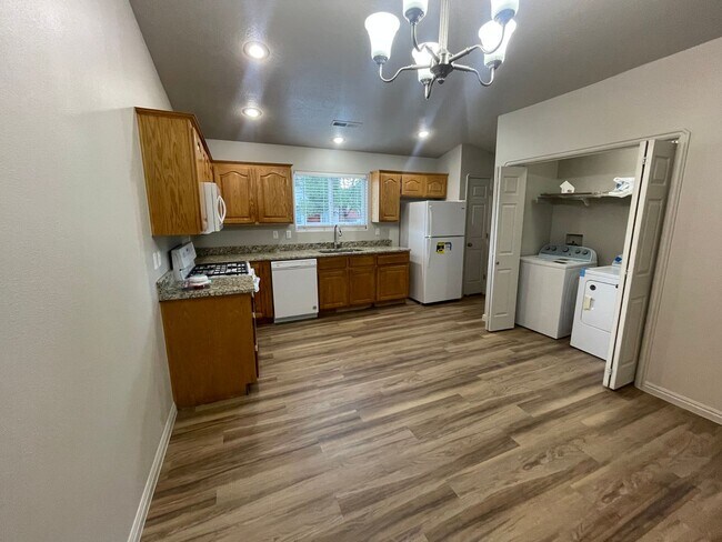Building Photo - 3 Bedroom Duplex!!