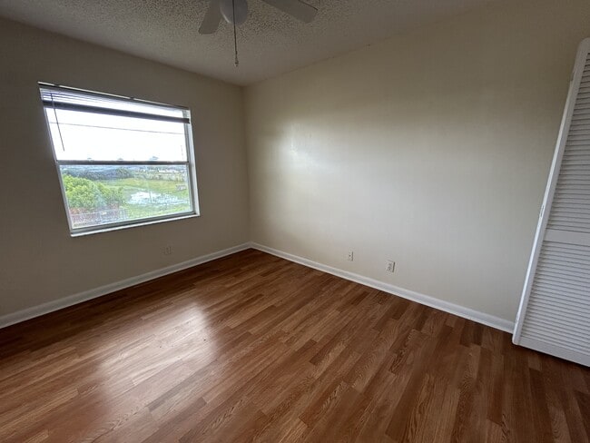 Building Photo - 910 Cypress Way E