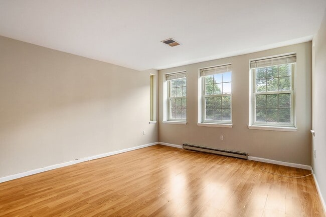 Building Photo - 1 Bedroom Meridian Hill Oasis - Parking In...