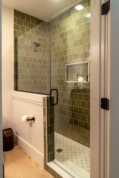 Building Photo - 612 W 8th Ave