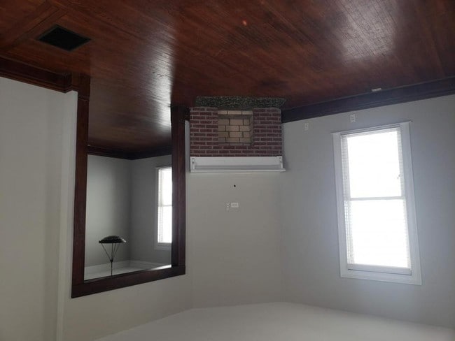 Building Photo - 929 E 11th St