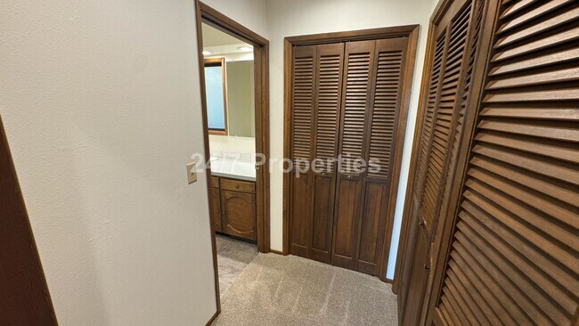 Building Photo - 3 BD I 3.5 BA Home - Separate Living Areas