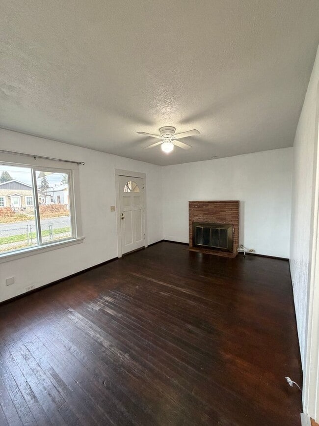 Building Photo - 7 minutes to Sky Lakes Medical Center and Oregon Tech ~Newly renovated 3 bedroom, 1 bath house wi...