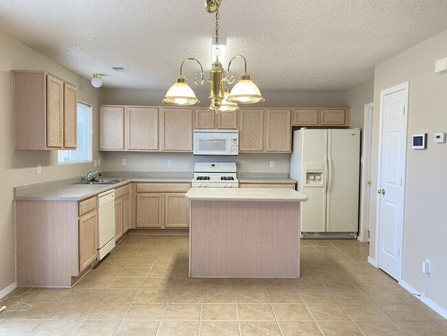 Building Photo - LOTS OF SPACE - LARGE 3 BR PLUS LOFT!