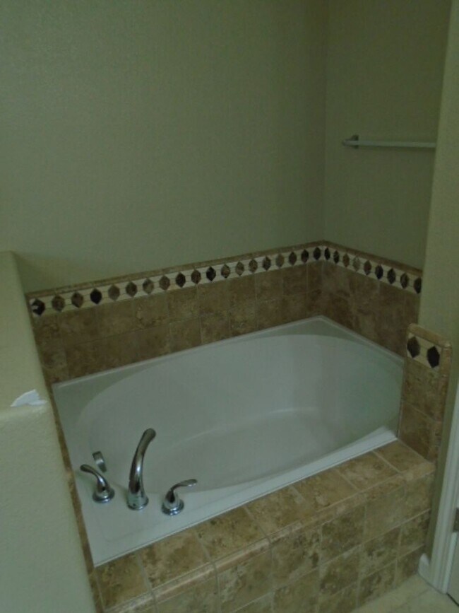 Building Photo - BEAUTIFUL 2 STORY IN WEST ROSEVILLE! 4 BEDROOM, 3 BATH, 3 CAR GARAGE, WITH LOW MAINTENANCE YARD!