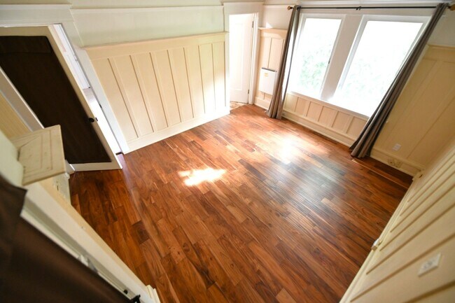 Building Photo - 1p716 - 3055-3061 Adeline Street